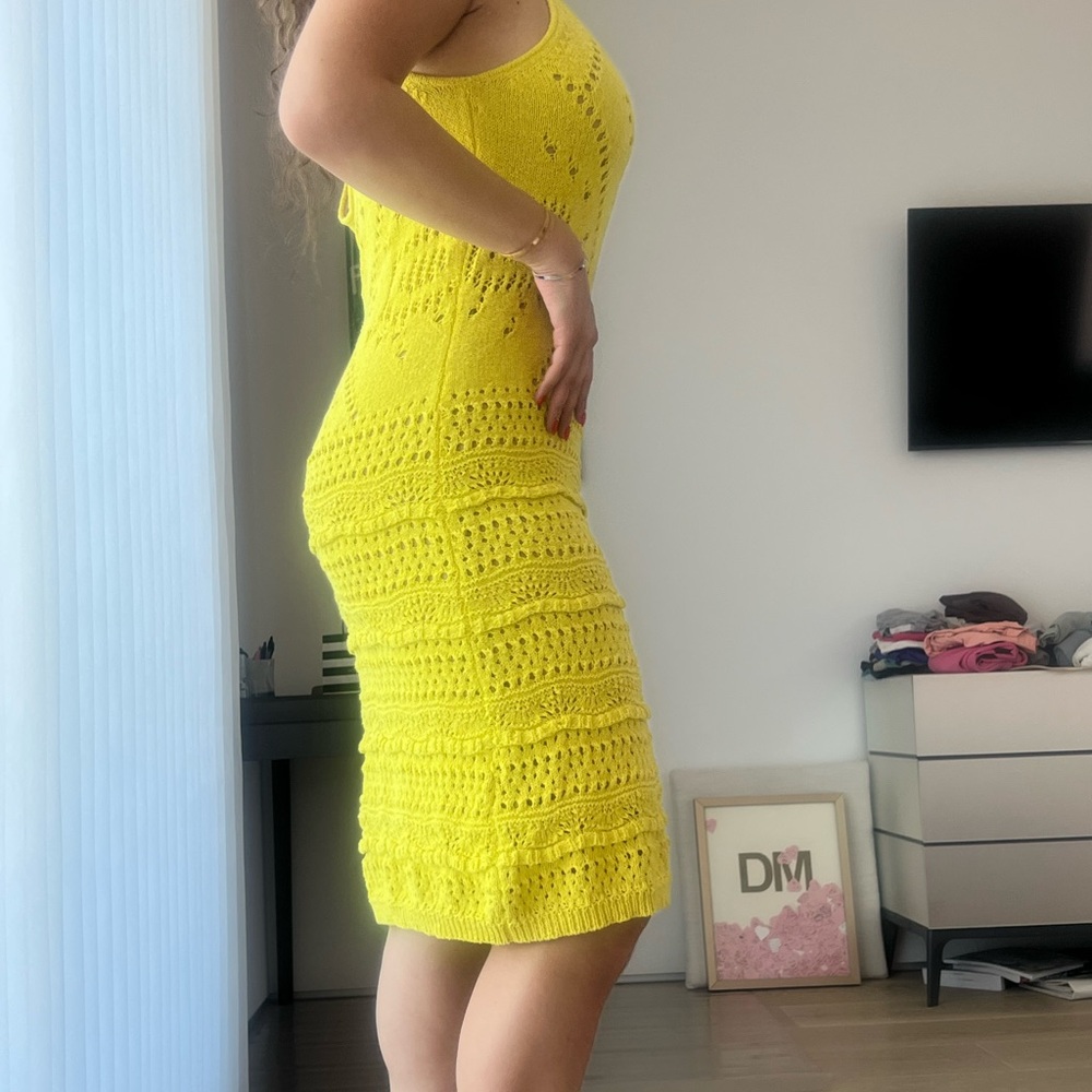 Gorgeous knit yellow 196” scoop midi dress